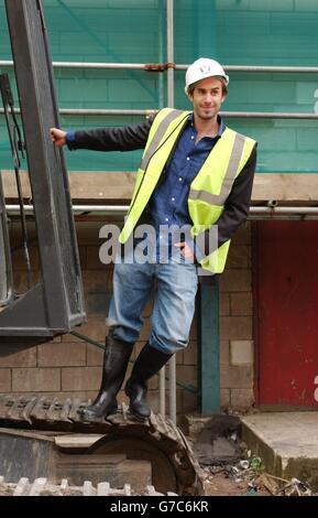 Attore Joseph Fiennes durante una fotocellula per annunciare l'appuntamento di Verry Construction in una cerimonia di rottura del terreno per il teatro Young Vic al Cut nel centro di Londra. La cerimonia segna una tappa importante nel restauro dell'auditorium famoso in tutto il mondo e nella ricostruzione del suo edificio, con una data di completamento prevista per l'autunno 2006. Foto Stock