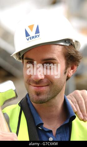 Attore Joseph Fiennes durante una fotocellula per annunciare l'appuntamento di Verry Construction in una cerimonia di rottura del terreno per il teatro Young Vic al Cut nel centro di Londra. La cerimonia segna una tappa importante nel restauro dell'auditorium famoso in tutto il mondo e nella ricostruzione del suo edificio, con una data di completamento prevista per l'autunno 2006. Foto Stock