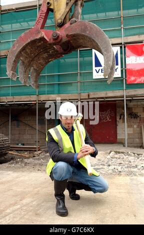 Attore Joseph Fiennes durante una fotocellula per annunciare l'appuntamento di Verry Construction in una cerimonia di rottura del terreno per il teatro Young Vic al Cut nel centro di Londra. La cerimonia segna una tappa importante nel restauro dell'auditorium famoso in tutto il mondo e nella ricostruzione del suo edificio, con una data di completamento prevista per l'autunno 2006. Foto Stock