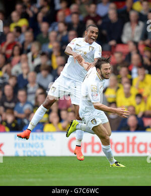 Harry Arter di AFC Bournemouth festeggia con il compagno di squadra Junior Stanislas (a sinistra) dopo aver segnato il primo gol del loro fianco durante la partita del campionato Sky Bet a Vicarage Road, Watford. Foto Stock