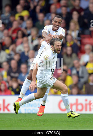 Harry Arter di AFC Bournemouth festeggia con il compagno di squadra Junior Stanislas (a sinistra) dopo aver segnato il primo gol del loro fianco durante la partita del campionato Sky Bet a Vicarage Road, Watford. Foto Stock