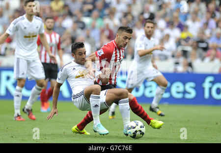 Neil Taylor di Swansea City e Dusan Tadic di Southampton durante la partita della Barclays Premier League al Liberty Stadium di Swansea. Foto Stock