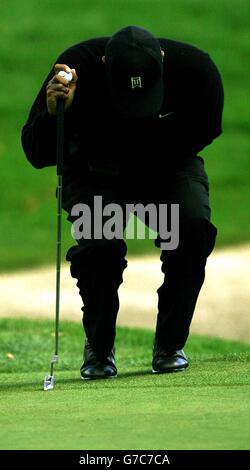 Tiger Woods raddoppia nel dolore durante il primo giorno del Campionato del mondo American Express a Mount Juliet in Co. Kilkenny, Irlanda. Foto Stock