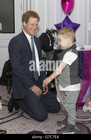 Il principe Harry incontra Carson Hartley, vincitore di quattro anni, che ha ispirato i bambini 3-6 anni, che soffre di malattie polmonari, difetti cardiaci, spina bifida e malattie delle ossa fragili durante la cerimonia di WellChild Awards tenutasi al London Hilton, Park Lane, Londra. Foto Stock