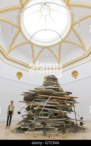 Un assistente alla galleria si trova accanto a 'Language of 'Ages of the World', 2014, di Anselm Kiefer, che fa parte di una nuova importante mostra alla Royal Academy of Arts, a Londra. Foto Stock