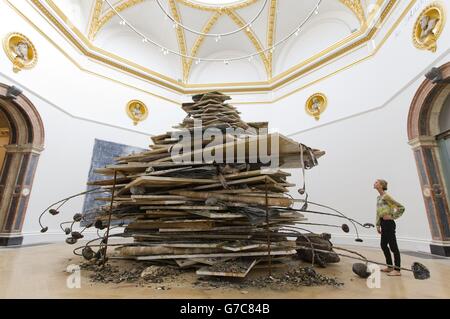 Un assistente alla galleria si trova accanto a 'Language of 'Ages of the World', 2014, di Anselm Kiefer, che fa parte di una nuova importante mostra alla Royal Academy of Arts, a Londra. Foto Stock