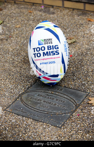 Rugby Union - 1 anno per la Coppa del mondo di Rugby 2015 - Scuola di Rugby. Una targa commemorativa dell'Inghilterra che ha vinto la Coppa del mondo nel 2003 alla Rugby School di Warwickshire. Foto Stock