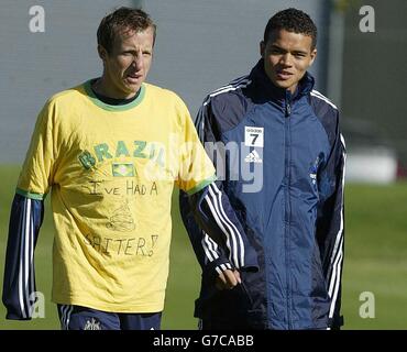 Newcastle United's Lee Bowyer (a sinistra) e Jermaine Jenas nel loro campo di allenamento Blue Flame, Newcastle in vista della loro partita della Coppa UEFA contro Hapoel Bnei Sachnin da Israele giovedì. Foto Stock