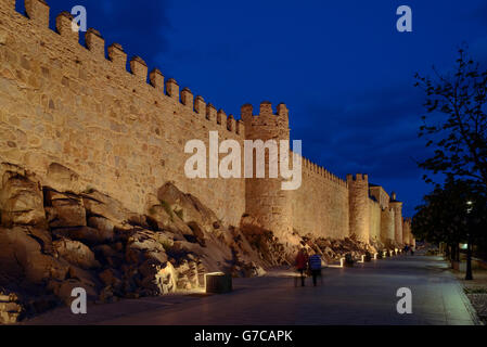 Vecchie mura medievali della città di Avila de los Caballeros, provincia di Castilla y Leon, Spagna Foto Stock