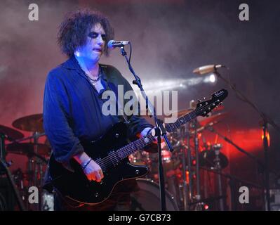 Robert Smith, cantante principale dei Cure, si esibisce sul palco come parte del tributo alla band 'MTV Icon of 2004', l'evento onorando il loro significativo contributo alla musica, ai video musicali e alla cultura pop dopo 25 anni di carriera, tenuto all'Old Billingsgate Market di Londra. Foto Stock