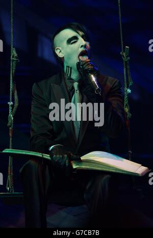 Il cantante rock americano Marilyn Manson sul palco durante il tributo 'MTV Icon of 2004' alla goth rock band degli anni '80 The Cure - l'evento che onora il loro significativo contributo alla musica, ai video musicali e alla cultura pop dopo 25 anni di carriera - tenuto all'Old Billingsgate Market di Londra. Foto Stock