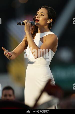 Laura Wright si esibisce durante la cerimonia di apertura dei Giochi Invictus al Queen Elizabeth Olympic Park di Londra. Foto Stock