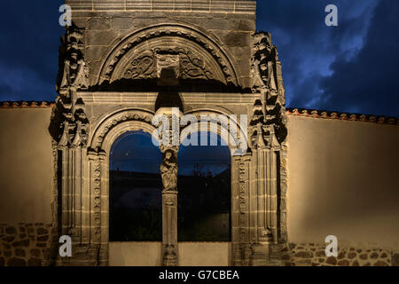 Porta del vecchio ospedale di Santa Scolastica, città di Avila, Castiglia e Leon, Spagna. Foto Stock