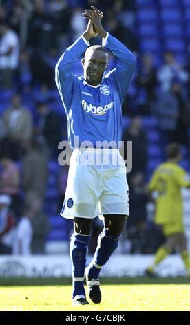 La nuova firma di Birmingham City, Dwight Yorke, si rivolge ai fan alla fine del gioco dopo aver segnato un gol di equalizzazione, durante la Barclays Premiership Match a St Andrews, Birmingham, sabato 18 settembre 2004. Foto Stock