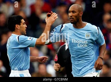 Nicolas Anelka (R) di Manchester City festeggia il suo primo gol contro il Cryatal Palace con il compagno di squadra Claudio Reyna durante la gara Barclays Premiership al Selhurst Park di Londra, sabato 18 settembre 2004. Foto Stock