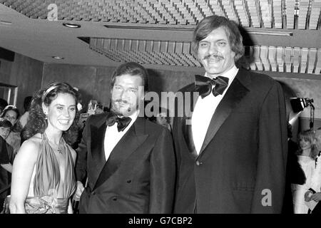 Roger Moore (centro) e Richard Kiel alla Royal Charity World Premiere del film di James Bond Moonraker. Foto Stock