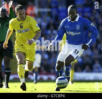 La nuova firma di Birmingham City, Dwight Yorke, marcatore del gol equalizzante, si allontana dal Radostin Kishishiev di Charlton Athletic, durante il pareggio di Birmingham del 1-1 contro Charlton Athletic. Nella Barclays Premiership a St Andrews, Birmingham, sabato 18 settembre 2004. Foto Stock