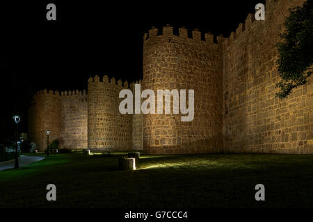 Vecchie mura medievali della città di Avila de los Caballeros, provincia di Castilla y Leon, Spagna Foto Stock