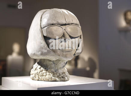 Una scultura di Anna Wintour di Nicole Farhi al lancio di da The Neck Up una mostra di debutto delle sue sculture, a Bowman Sculpture a Londra. Foto Stock