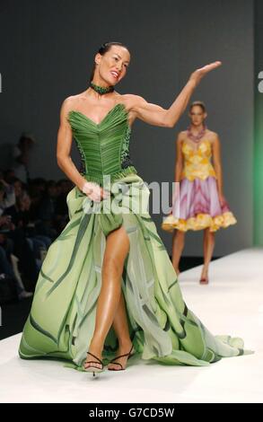 Tara Palmer Tomkinson, modella una gonna 'Cantonese Spring ONION' e un bodice per conto dei Walkers Criss durante la London Fashion Week Primavera/Estate 2005 show del designer Tristan Webber, tenuto al BFC Tent presso il Duke of York's Square a Chelsea, Londra. Foto Stock