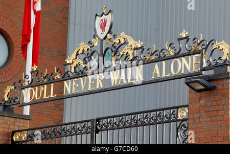 Calcio - UEFA Champions League - Gruppo B - Liverpool / Ludogorets Razgrad - Anfield. Il motto del club "non camminerai mai da solo" sopra le porte Shankly Foto Stock