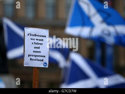 Tifosi in occasione di un Yes Rally a George Square, in vista della votazione del referendum scozzese dell'11 settembre. Foto Stock
