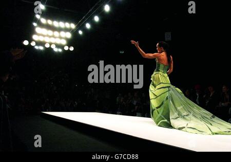 Tara Palmer Tomkinson, modella una gonna 'Cantonese Spring ONION' e un bodice per conto dei Walkers Criss durante la London Fashion Week Primavera/Estate 2005 show del designer Tristan Webber, tenuto al BFC Tent presso il Duke of York's Square a Chelsea, Londra. Foto Stock