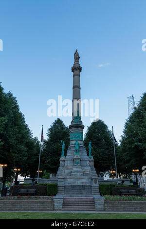 Soldati e marinai monumento su Lafayette Square a Buffalo, New York con figura femminile sulla sommità come una figura allegorica repres Foto Stock