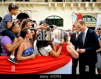 Il duca di Cambridge incontra i bravori durante una passeggiata a la Valletta, Malta, in vista del 50° anniversario della sua indipendenza. Foto Stock