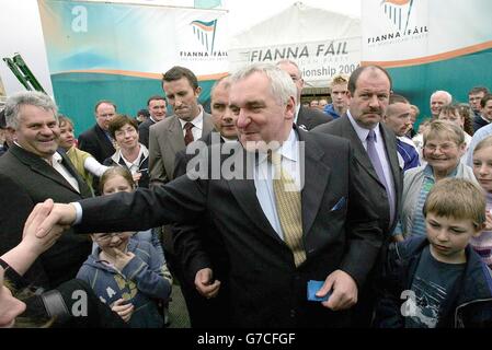 Un Taoiseach Bertie Ahern ha ritratto ai Campionati nazionali di aratura a Tullow, Co.Carlow. Irlanda. Foto Stock