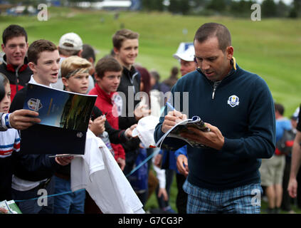 Sergio Garcia in Europa firma autografi durante una sessione di pratica al campo da golf Gleneagles, Perthshire. Foto Stock