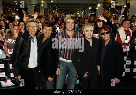 (Nella foto da sinistra a destra) Simon le Bon, Nick Rhodes, John Taylor, Roger Taylor e Andy Taylor del gruppo pop Duran Duran durante un'apparizione in-store alla HMV Oxford Street nel centro di Londra, per firmare le copie del loro ultimo singolo '(Reach Up for the) Sunrise'. Foto Stock