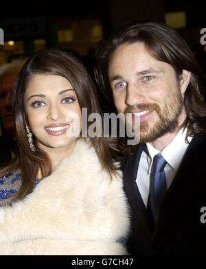 Le star del film Aishwarya Rai e Martin Henderson arrivano per la prima mondiale di Bride & Prejudice al London Palladium, Argyll Street nel centro di Londra. Foto Stock