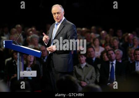 Il leader del partito conservatore Michael Howard, dà la sua nota chiave il suo discorso alla Conferenza del partito conservatore, Bournemouth. Foto Stock