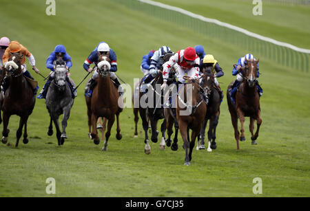 Custom Cut guidato da Daniel Tudhope (cappello rosso) vince lo Shadwell Joel Stakes durante il secondo giorno del Cambridgeshire Meeting presso l'ippodromo di Newmarket, Newmarket. Foto Stock