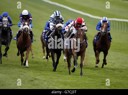 Custom Cut guidato da Daniel Tudhope (cappello rosso) vince lo Shadwell Joel Stakes durante il secondo giorno del Cambridgeshire Meeting presso l'ippodromo di Newmarket, Newmarket. Foto Stock