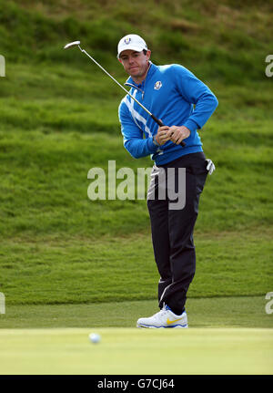 Golf - 40° Ryder Cup - giorno uno - Gleneagles. Il Rory McIlroy in Europa mette durante le partite di foursomes il giorno uno della 40a Ryder Cup al Gleneagles Golf Course, Perthshire. Foto Stock