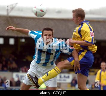 Huddersfield Town's Pawal Abbott contest con Alex Russell di Torquay United, durante la loro partita di Coca Cola League uno a Plainmoor, Torquay. NESSUN UTILIZZO NON UFFICIALE DEL SITO WEB DEL CLUB. Foto Stock