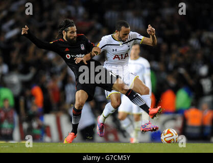 Andros Townsend di Tottenham Hotspur (a destra) e Olcay Sahan di Besiktas combattono per la palla durante la partita UEFA Europa League a White Hart Lane, Londra. Foto Stock