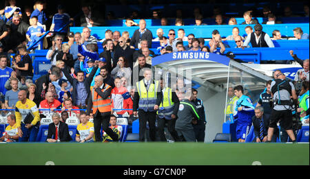 Il manager del Chelsea Jose Mourinho (a destra) e il manager dell'Arsenal Arsene Wenger (a sinistra) mentre il fischio finale soffia durante la partita della Barclays Premier League a Stamford Bridge, Londra. Foto Stock