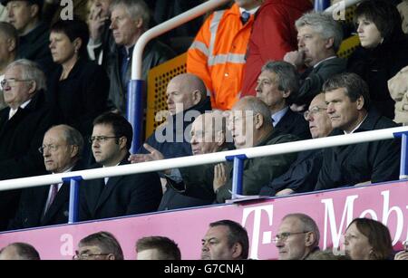 I registi di Manchester United (da sinistra a destra) Sir Roy Gardner (L) con (dalla terza a sinistra) Sir Bobby Charlton, Michael Edleson, Club sec' Ken Merrett e Chief Exective David Gill osservano il sorteggio del team del 0-0 contro Birmingham City nella partita Barclaycard Premiership a St Andrews, Birmingham, sabato 16 ottobre 2004. Foto Stock