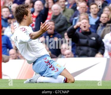 Lee Hendrie di Aston Villa celebra il suo obiettivo contro l'Arsenal durante la loro Barclays Premiership Match ad Highbury, Londra settentrionale, sabato 16 ottobre 2004. Foto Stock