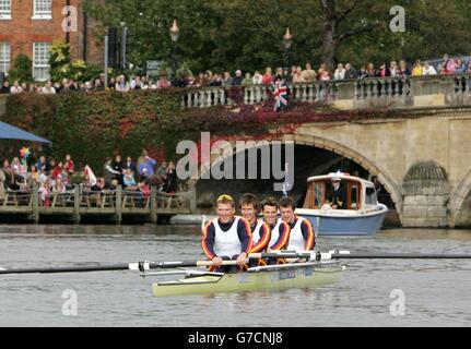 I vogatori vincitori della medaglia d'oro olimpica della Gran Bretagna, Matthew Pinsent, ed Coode, James Cracknell e Steve Williams durante una fila pubblica passata sul Tamigi ad Henley. I quattro uomini inabili sono tornati alla loro base a Henley-on-Thames, Oxfordshire, per una sfilata di vittoria dove le folle si sono riunite per accoglierli a casa. Foto Stock