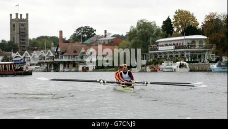 I vogatori vincitori della medaglia d'oro olimpica della Gran Bretagna, Matthew Pinsent, ed Coode, James Cracknell e Steve Williams durante una fila pubblica passata sul Tamigi ad Henley. I quattro uomini inabili sono tornati alla loro base a Henley-on-Thames, Oxfordshire, per una sfilata di vittoria dove le folle si sono riunite per accoglierli a casa. Foto Stock