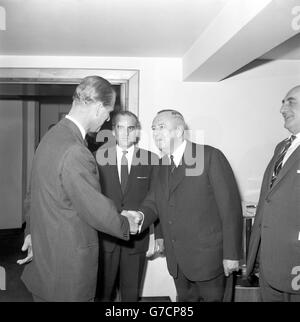 Duke è ospite principale al pranzo dell'associazione della stampa. Il Duca di Edimburgo stringe le mani con il Sig. R.R. Gieva, Presidente del Consiglio di Amministrazione dell'Associazione della Stampa, seguito dal Sig. G. Cromarty Bloom, Direttore Generale dell'Associazione della Stampa, quando il Duca è arrivato oggi (giovedì) al Savoy Hotel di Londra, come ospite principale al pranzo annuale dell'Associazione della Stampa. Era una mattinata piena di impegni per il duca. In precedenza, vestito con l'uniforme del colonnello-in-Capo delle Guardie gallesi, era stato in Parata delle Guardie a Cavallo quando la Regina presentò nuovi standard alla Cavalleria domestica. Segnalando che l'associazione di stampa è stato Foto Stock