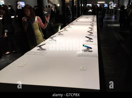 Il nuovo smartphone HTC Desire EYE viene visto all'evento HTC Double Exposure di New York, USA. Foto Stock