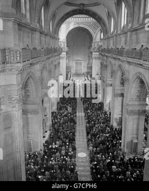 La città di Londra ha reso il suo ultimo omaggio alla regina Maria quando un servizio commemorativo è stato tenuto alla cattedrale di St Paul, Londra, appena alcune ore dopo il funerale della regina Maria alla cappella di St George, Windsor. Foto Stock