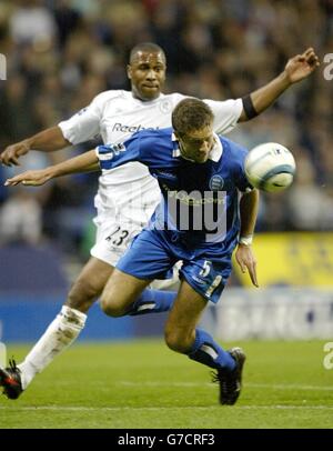 Matthew Upson di Birmingham batte Les Ferdinand di Bolton Wanderers (indietro) durante la partita di Barclaycard Premiership al Reebok Stadium di Bolton. Foto Stock