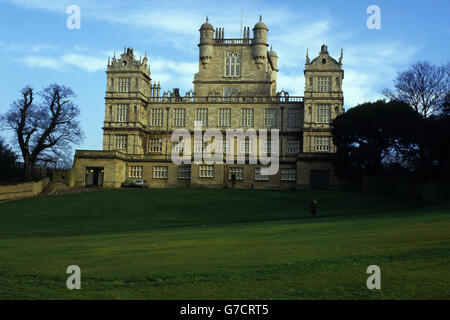 Wollaton Hall si trova a Wollaton Park, Nottingham, Inghilterra. La sala fu costruita tra il 1580 e il 1588 per Sir Francis Willoughby e si ritiene sia stata progettata dall'architetto elisabettiano Robert Smithson. Nel 2011, le scene chiave del film di Batman The Dark Knight Riges sono state girate fuori dalla Wollaton Hall. Foto Stock