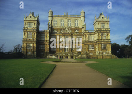 Wollaton Hall si trova a Wollaton Park, Nottingham, Inghilterra. La sala fu costruita tra il 1580 e il 1588 per Sir Francis Willoughby e si ritiene sia stata progettata dall'architetto elisabettiano Robert Smithson. Nel 2011, le scene chiave del film di Batman The Dark Knight Riges sono state girate fuori dalla Wollaton Hall. Foto Stock